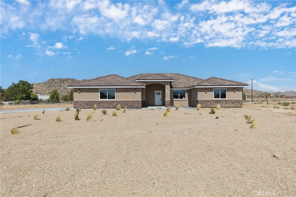 14490 Savannah Court, Apple Valley, California 92307 home-pic-35