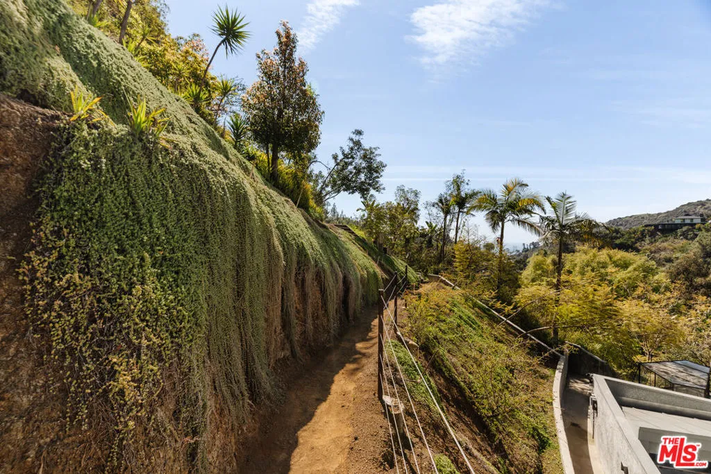 7017 Senalda Road, Los Angeles, California 90068 home-pic-20