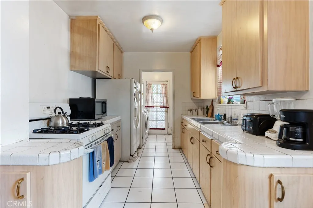 3880 Olmsted Avenue, Los Angeles, California 90008 home-pic-6