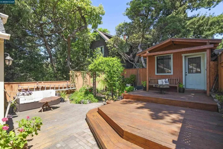 484 Forest St, Oakland, California 94618
