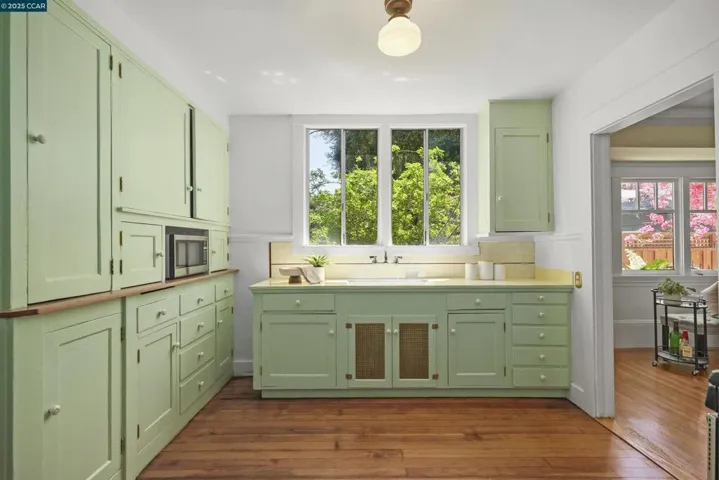 484 Forest St, Oakland, California 94618