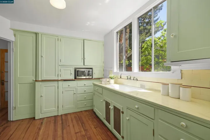 484 Forest St, Oakland, California 94618