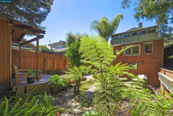 484 Forest St, Oakland, California 94618