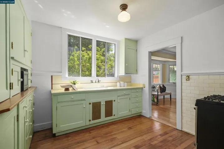 484 Forest St, Oakland, California 94618