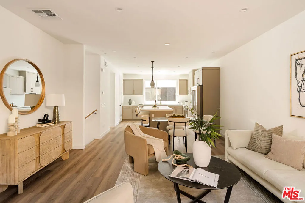 3851 N Riley Lane, Los Angeles, California 90065 home-pic-2