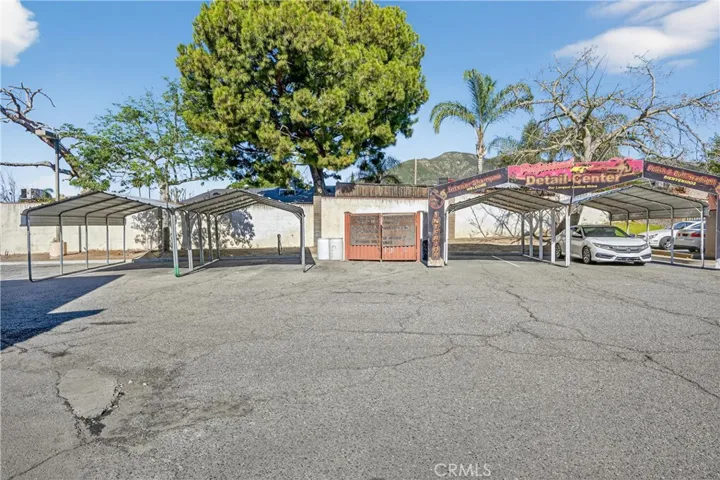 Can fit up to 8 food trucks