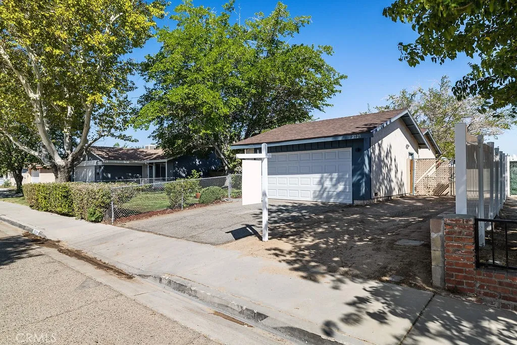 2229 W Avenue K14, Lancaster, California 93536 home-pic-11