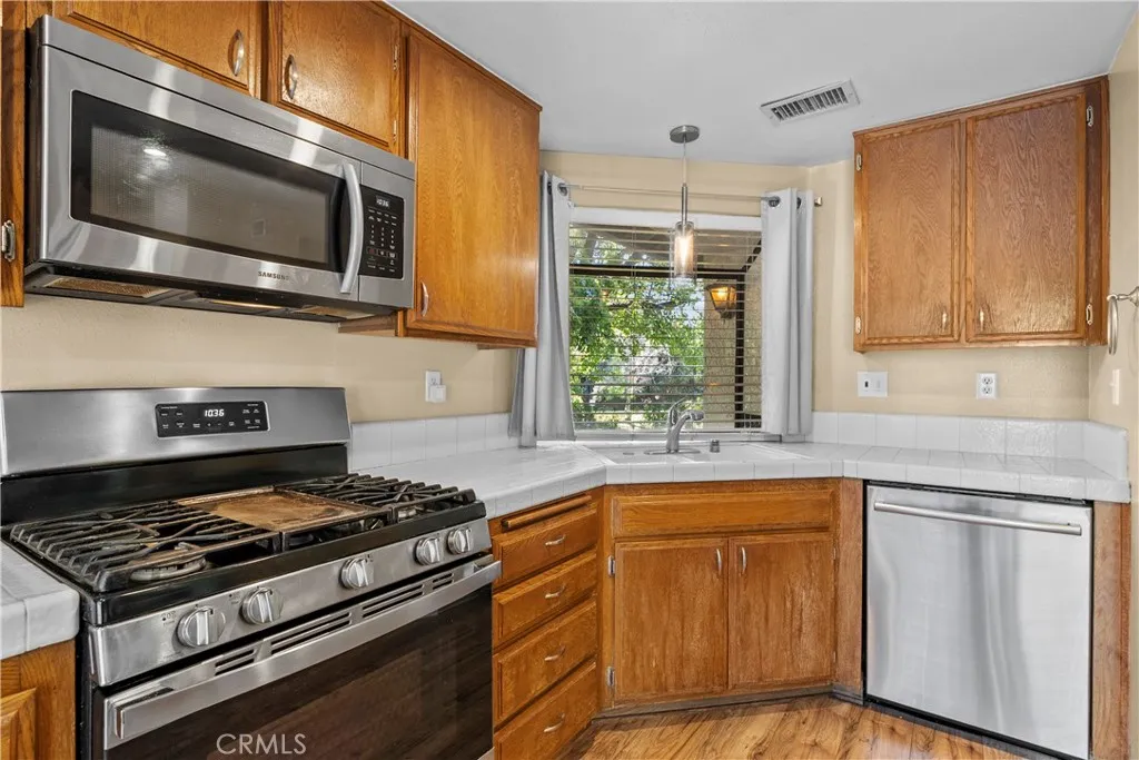 19915 Avenue Of The Oaks, Newhall, California 91321 home-pic-11