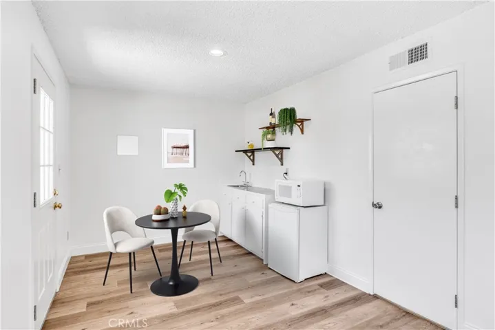 Virtually staged - kitchenette