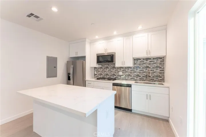 6845 Haskell Avenue, Lake Balboa, California 91406