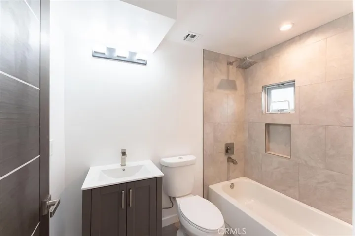 6845 Haskell Avenue, Lake Balboa, California 91406