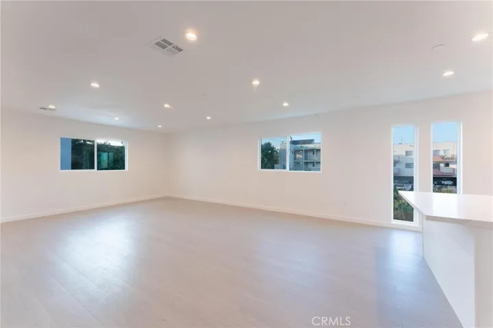 6845 Haskell Avenue, Lake Balboa, California 91406