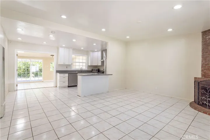 22152 Schoolcraft Street, Canoga Park, California 91303