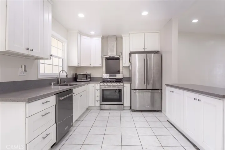 22152 Schoolcraft Street, Canoga Park, California 91303