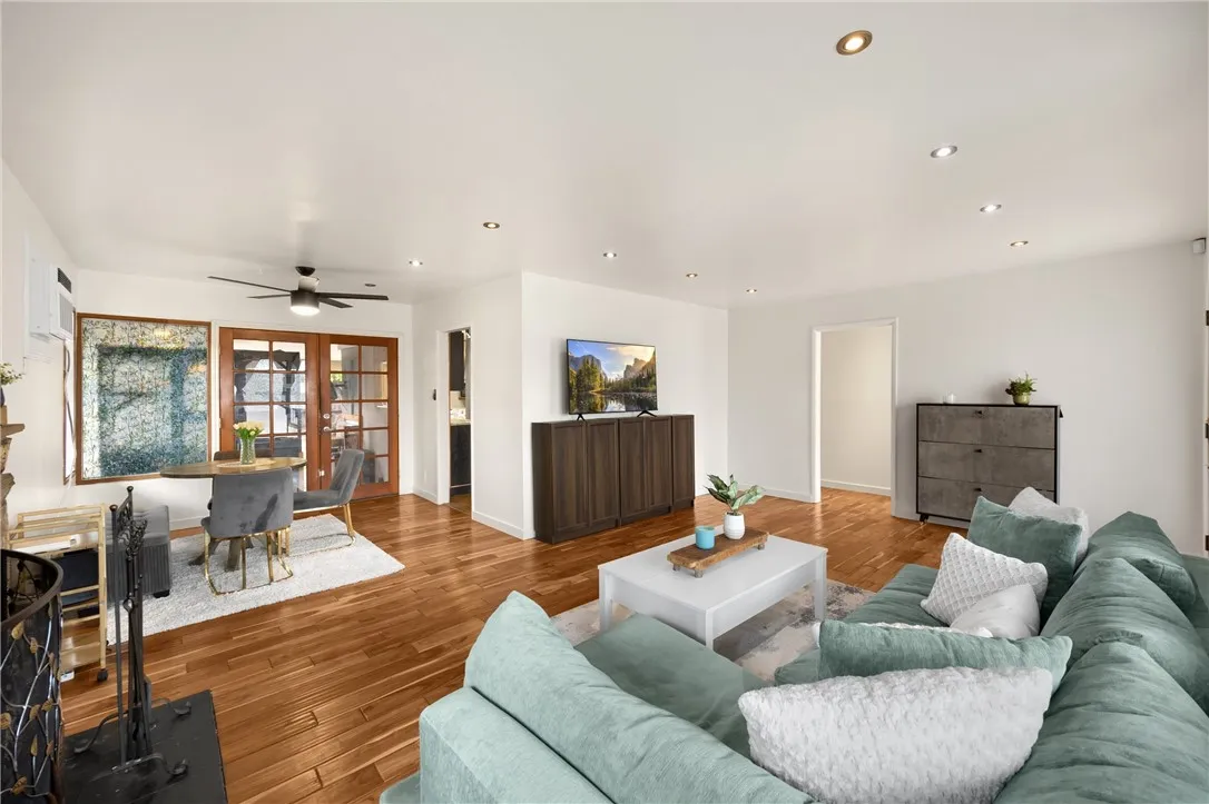 6957 Lindley Avenue, Reseda, California 91335 home-pic-4