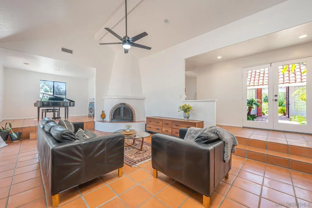 1761 Winterwarm Dr, Fallbrook, California 92028 home-pic-4