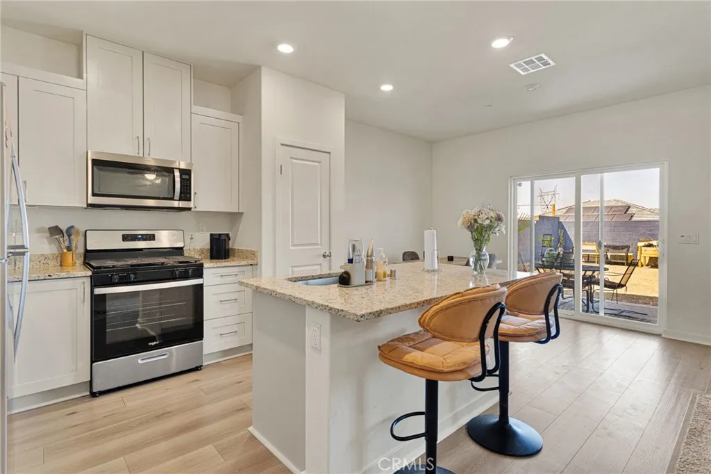 12332 Gold Dust Way, Victorville, California 92392 home-pic-10
