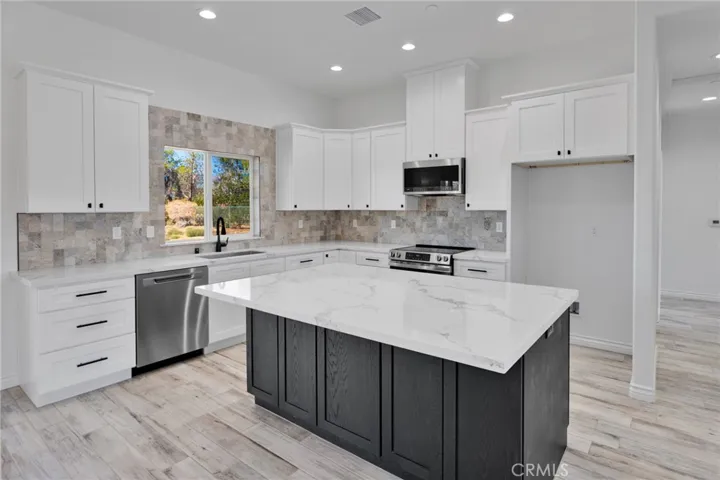 21235 Pine Ridge Avenue, Apple Valley, California 92307