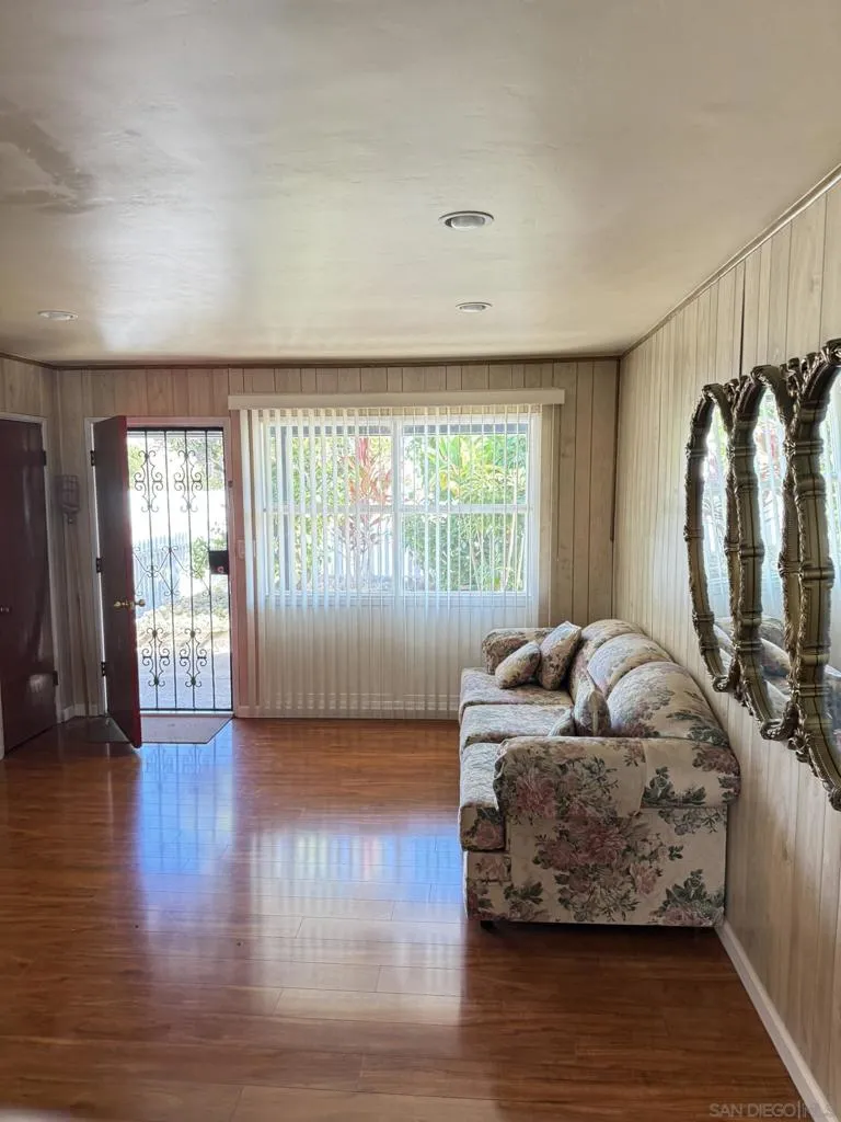 743 Iris Ave, Imperial Beach, California 91932 home-pic-3
