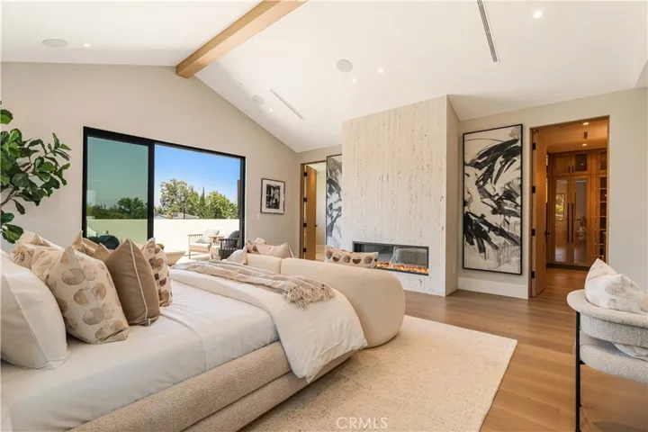 16711 Moorpark Street, Encino, California 91436
