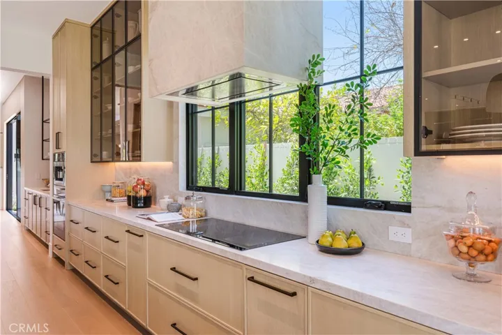 16711 Moorpark Street, Encino, California 91436