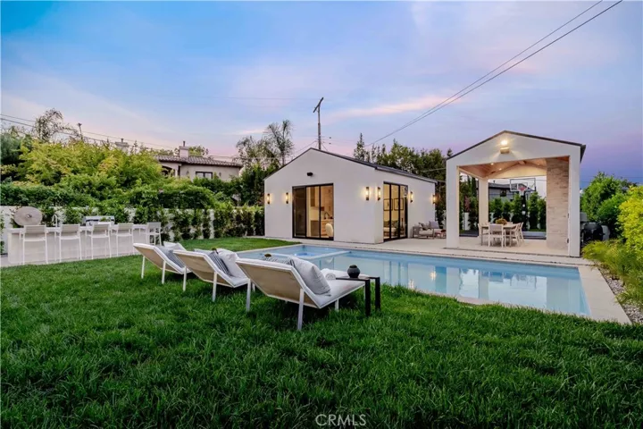 16711 Moorpark Street, Encino, California 91436