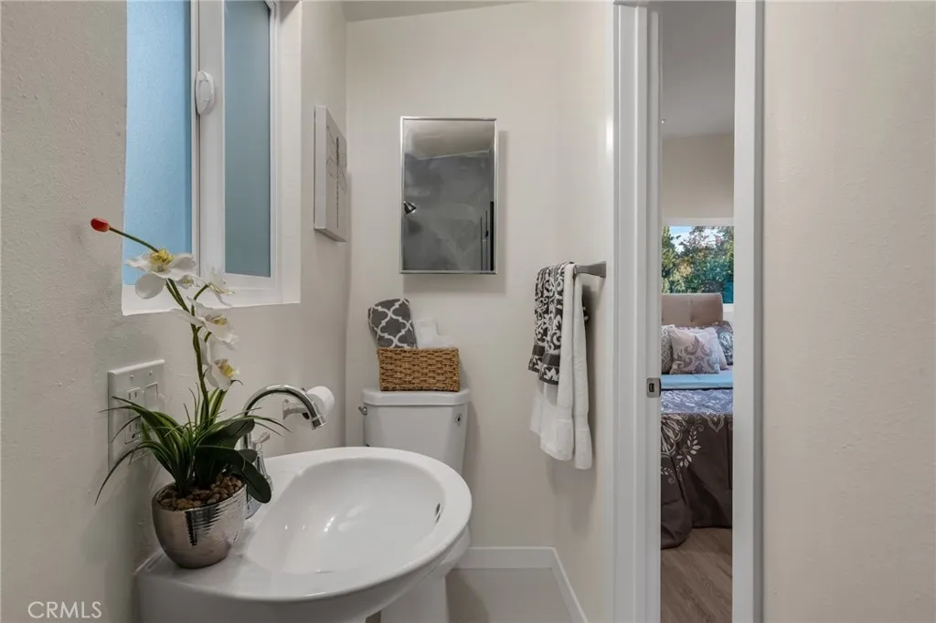 1048 Dexter Street, Los Angeles, California 90042 home-pic-20