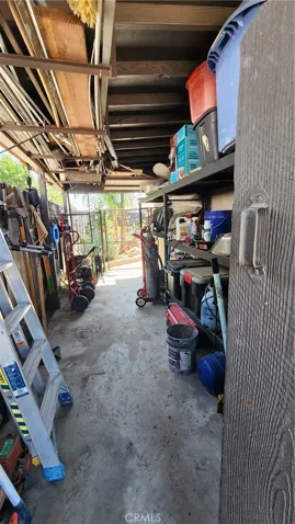 Side gate storage