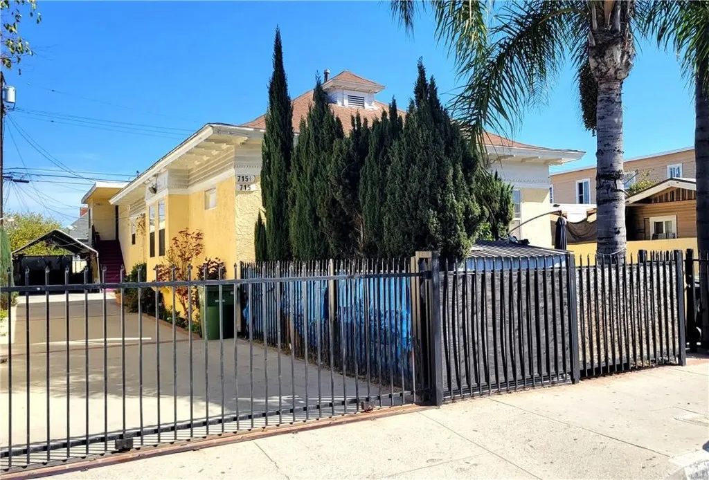 717 E 24th Street, Los Angeles, California 90011 home-pic-1