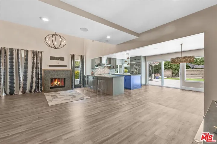 Living Room - Breakfast Nook -