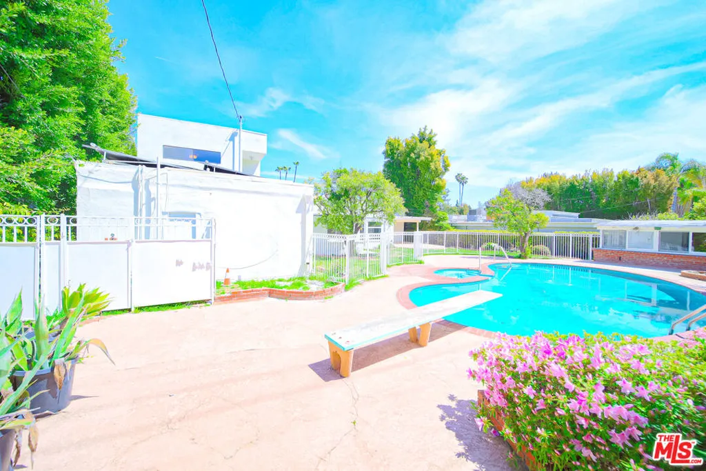 525 N Rexford Drive, Beverly Hills, California 90210 home-pic-68