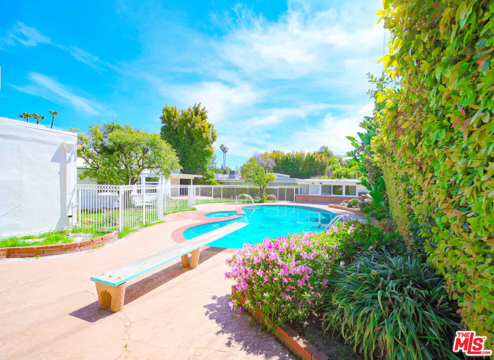 525 N Rexford Drive, Beverly Hills, California 90210 home-pic-69