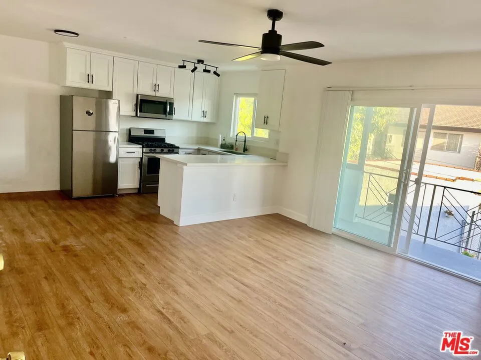 3824 Keystone Avenue 5, Culver City, California 90232, 2 Bedrooms Bedrooms, ,2 BathroomsBathrooms,Residential Lease,For Rent,KEYSTONE,25591659