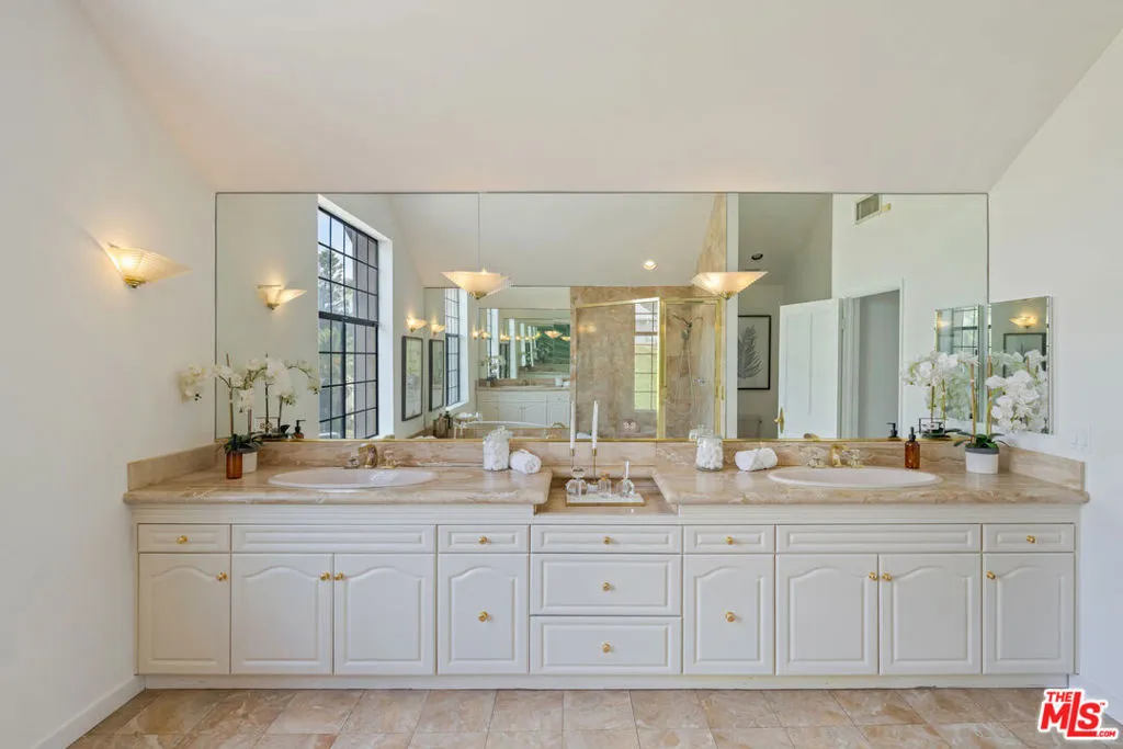 8004 Oceanus Drive, Los Angeles, California 90046 home-pic-12