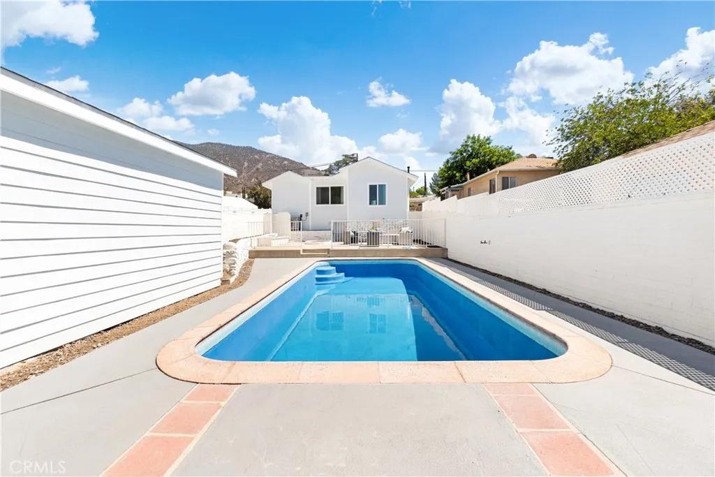 10621 Helendale Avenue, Tujunga, California 91042 home-pic-32