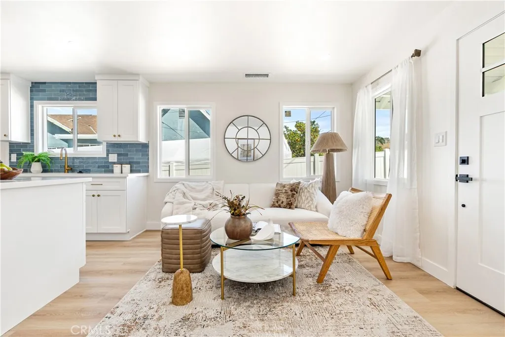 10621 Helendale Avenue, Tujunga, California 91042 home-pic-2