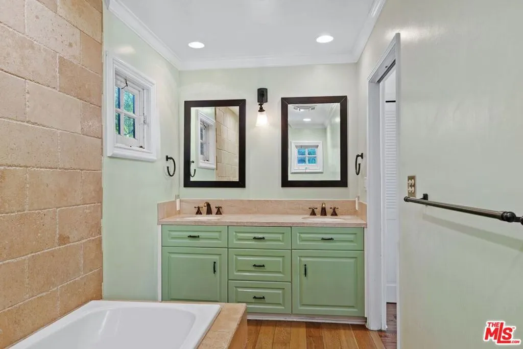 1834 Roscomare Road, Los Angeles, California 90077 home-pic-19