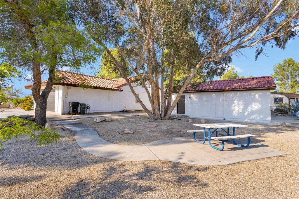 14455 Havasu Road, Apple Valley, California 92307 home-pic-3