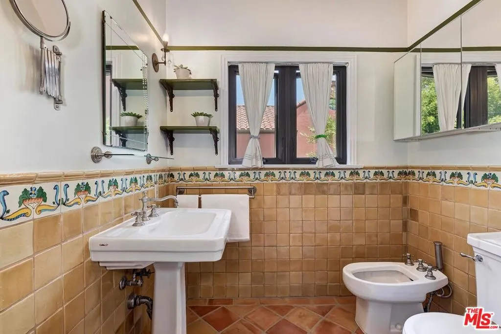 100 N Arden Boulevard, Los Angeles, California 90004 home-pic-22