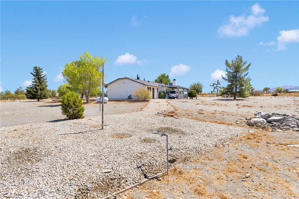 11574 Silver Rock Road, Pinon Hills, California 92372 home-pic-38