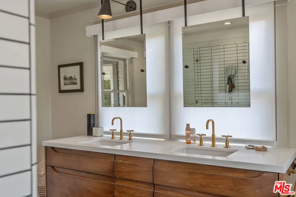 676 S Bronson Avenue, Los Angeles, California 90005 home-pic-42