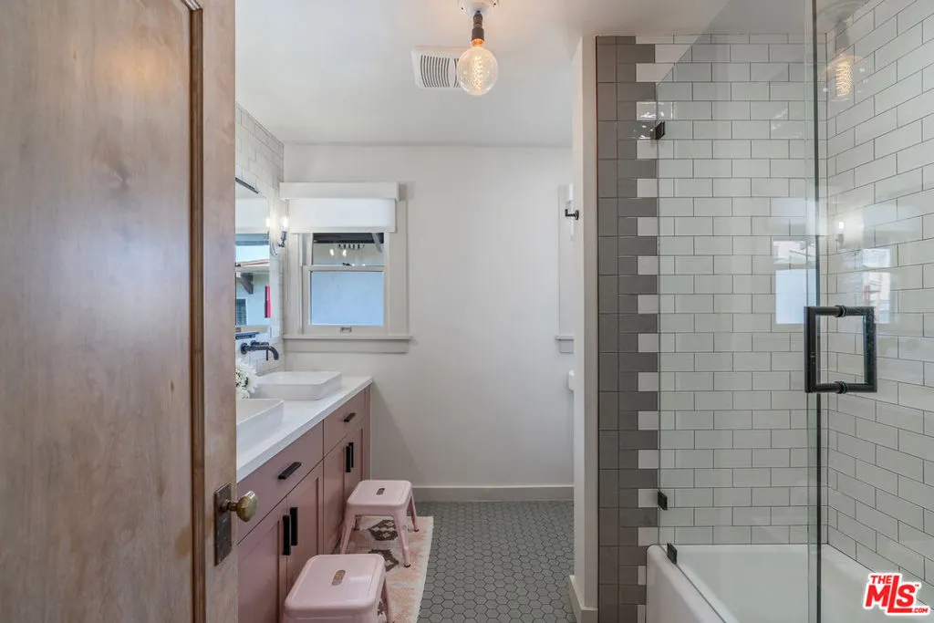 676 S Bronson Avenue, Los Angeles, California 90005 home-pic-47