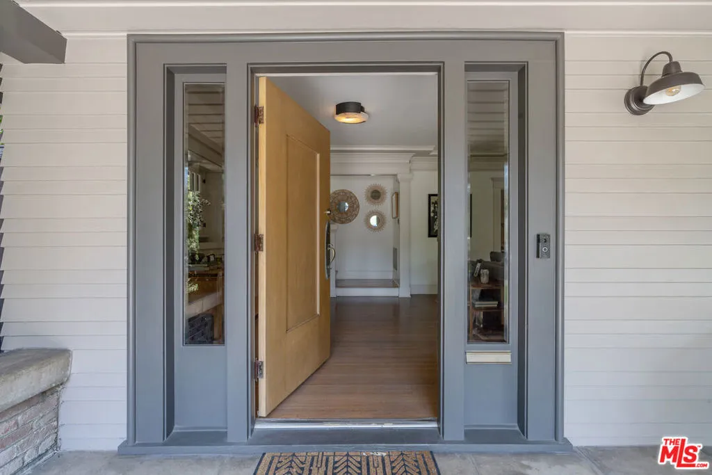 676 S Bronson Avenue, Los Angeles, California 90005 home-pic-8