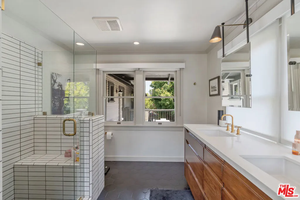 676 S Bronson Avenue, Los Angeles, California 90005 home-pic-40