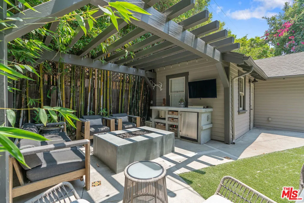 676 S Bronson Avenue, Los Angeles, California 90005 home-pic-61