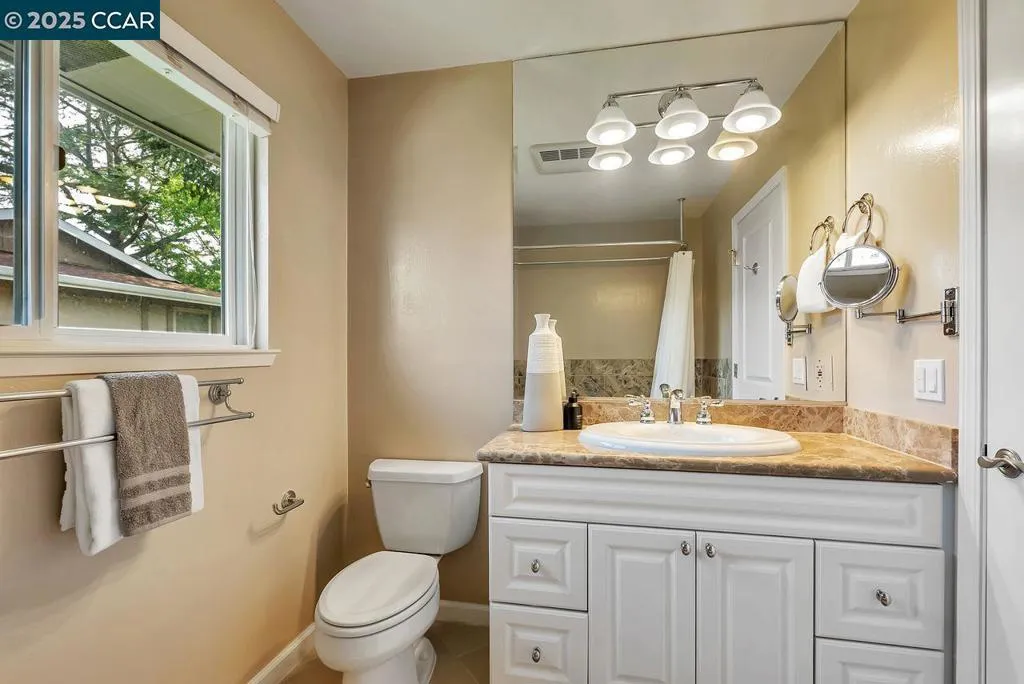 47 Miramonte Dr, Moraga, California 94556 home-pic-31