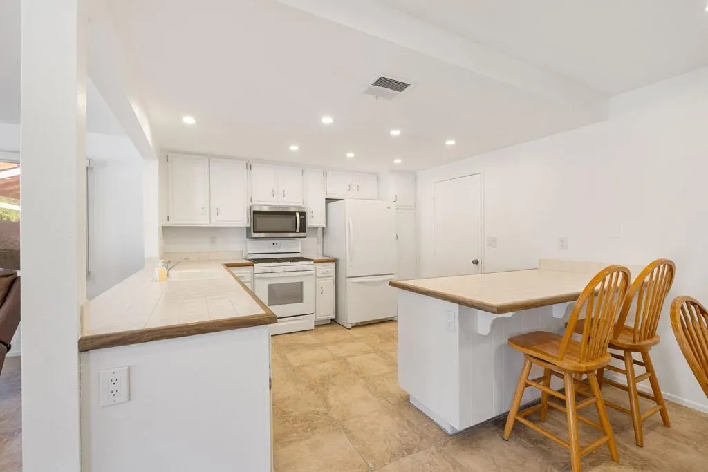 2050 Silver Oak Way, Hemet, California 92545 home-pic-11