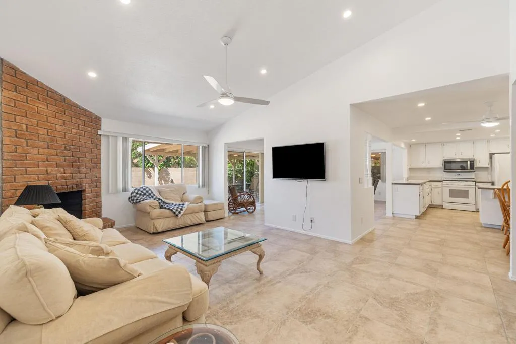2050 Silver Oak Way, Hemet, California 92545 home-pic-6