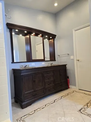 master bath marble counter, dual sinks,