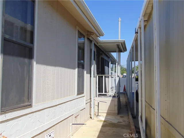 side entrance for enclosed porch/bedrrom 3